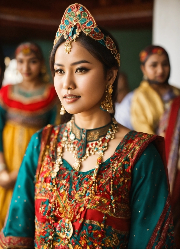 Chin, Hairstyle, Facial Expression, Neck, Human, Temple