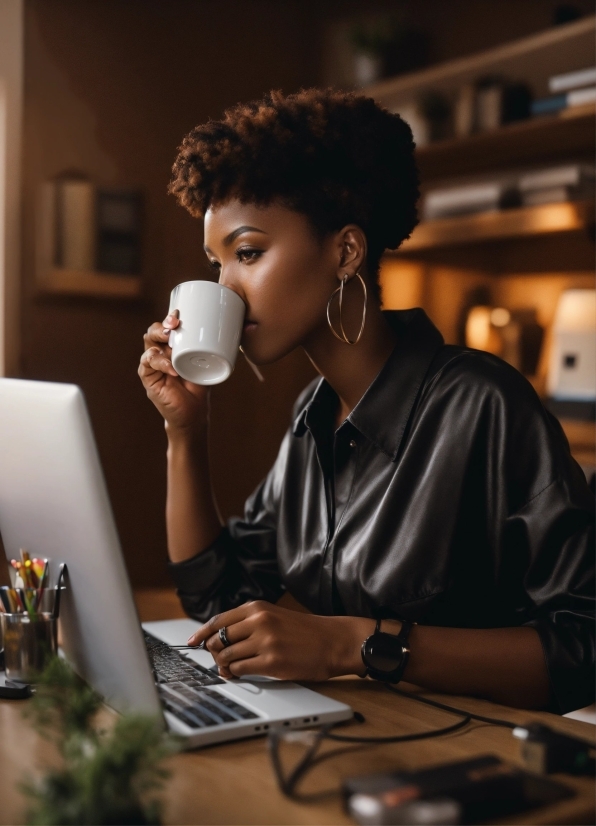 Hairstyle, Computer, Personal Computer, Laptop, Tableware, Flash Photography