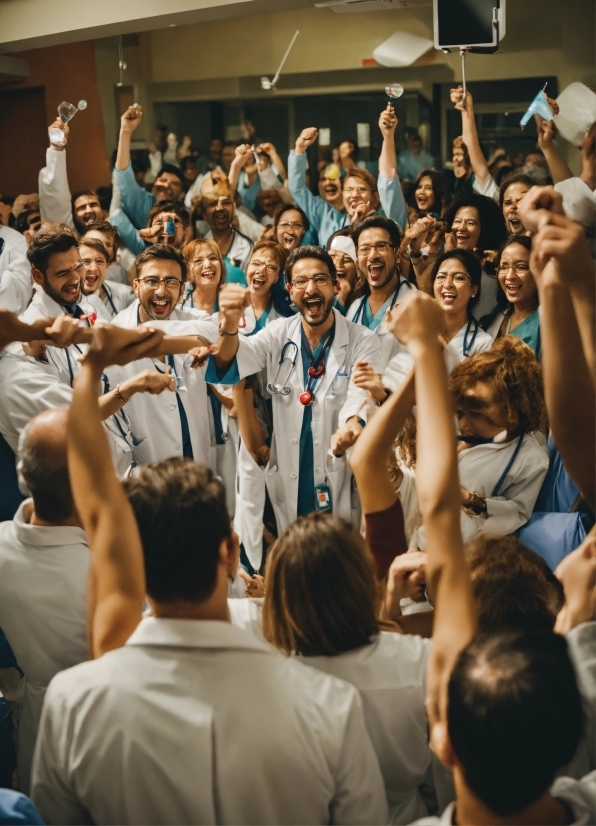 Arm, Dress, Gesture, Leisure, T-shirt, Crowd