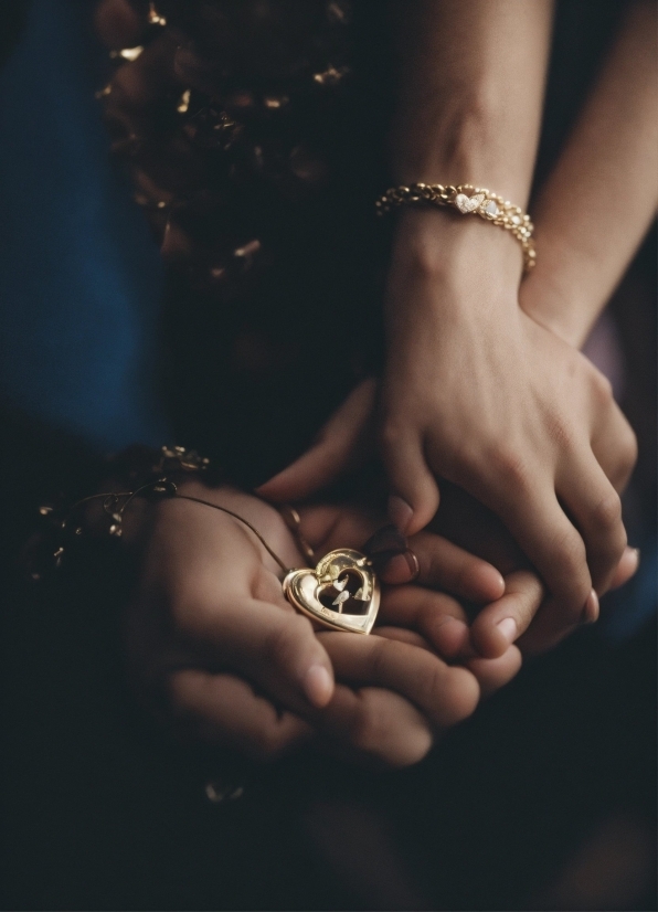 Hand, Dress, Flash Photography, Body Jewelry, Gesture, Finger