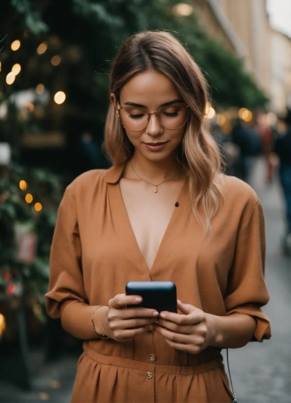 Hair, Hand, Hairstyle, Shoulder, Mobile Phone, Fashion